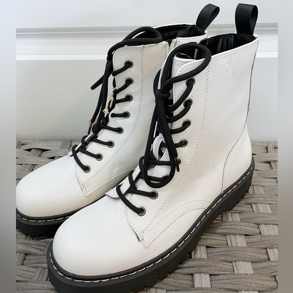 NWT SINCERELY JULES White Combat Boots - Picture 1 of 8